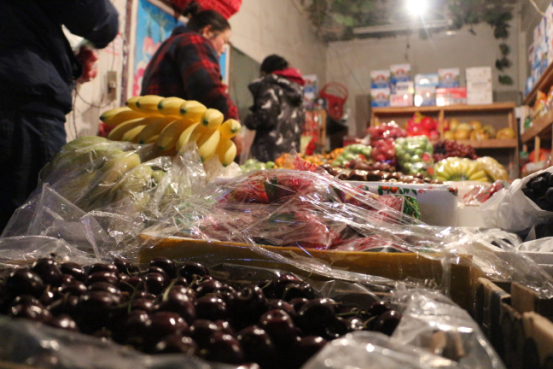 In the front row of Mr. Zhang's fruit shop is a kilo of cherries in 80 yuan.
